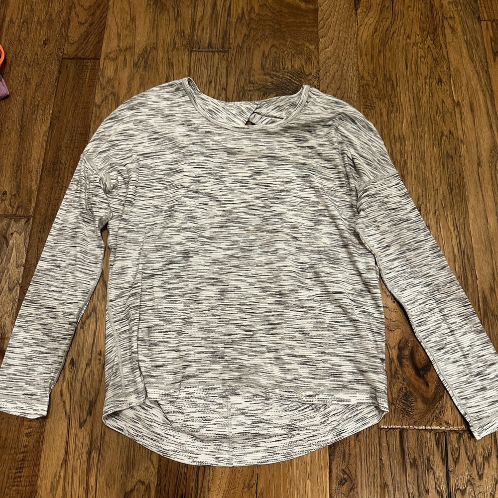 Lulu Lemon size 8 long sleeve open bank shirt